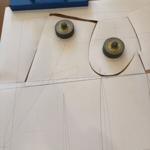 ピンでつまんだ分量を型紙上で修正します