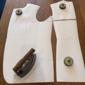 修正した型紙を切り開きます